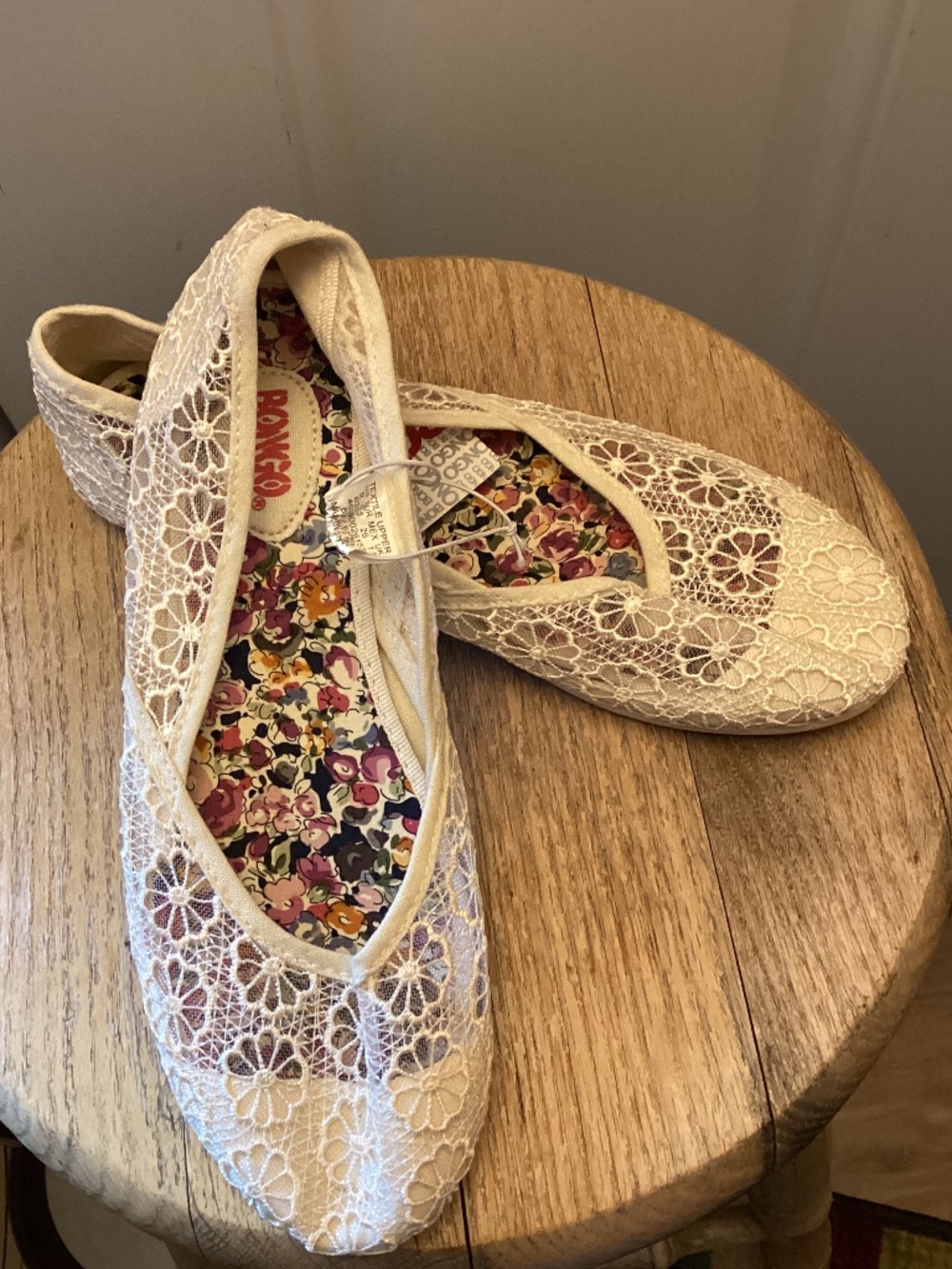 Women’s NEW BONGO size 9 Taupe floral lace slip on flats